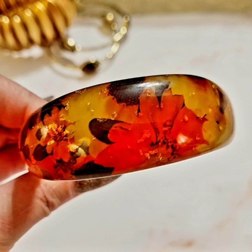 VINTAGE FLOWER CHILD YELLOW & RED FLORAL 70s ACRYLIC BANGLE WAVED BRACELET